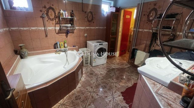 Eladó családi ház, Dunaújvárosban 62.5 M Ft, 6 szobás