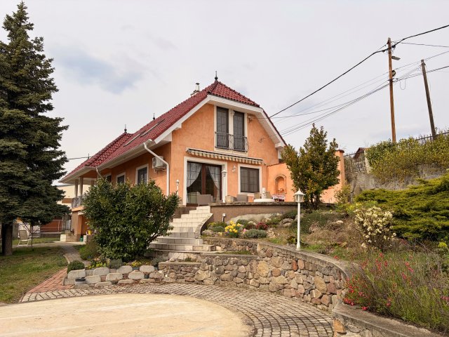 Eladó családi ház, Szentendrén 149.9 M Ft, 6 szobás
