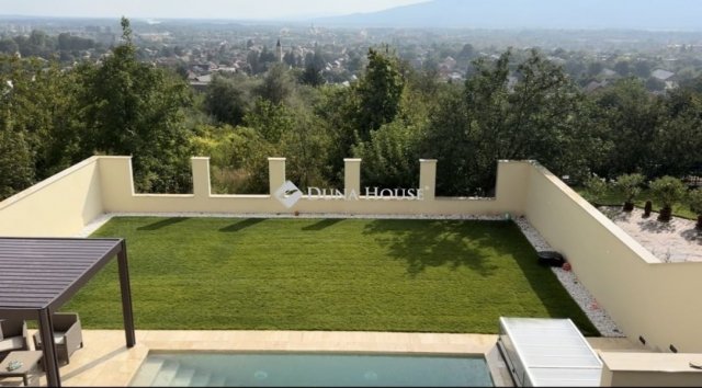 Eladó családi ház, Vácon 295 M Ft, 5 szobás