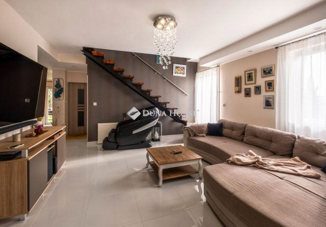 Eladó családi ház, Balatonalmádiban 252 M Ft, 5 szobás