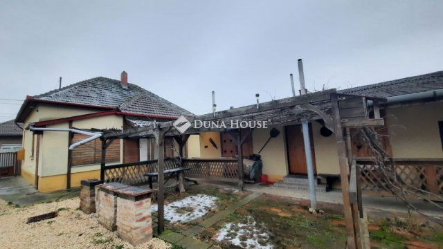 Eladó családi ház, Szolnokon 38 M Ft, 2 szobás