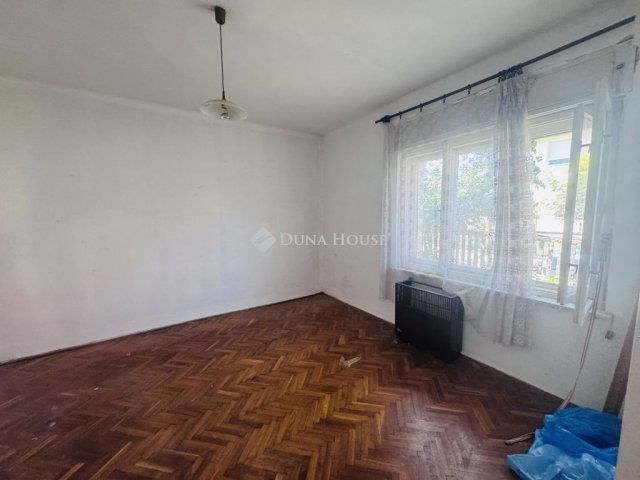 Eladó családi ház, Pécsett 52.5 M Ft, 4 szobás