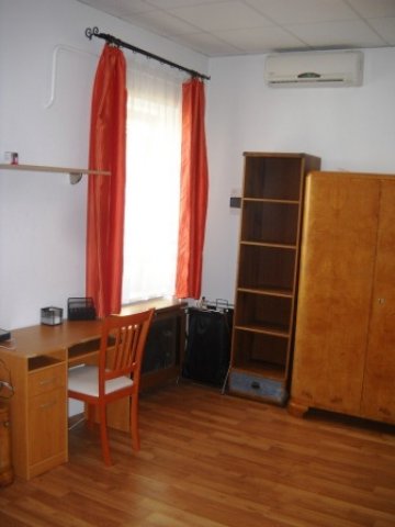 Kiadó családi ház, albérlet, Pécsett, János utcában, 1 szobás