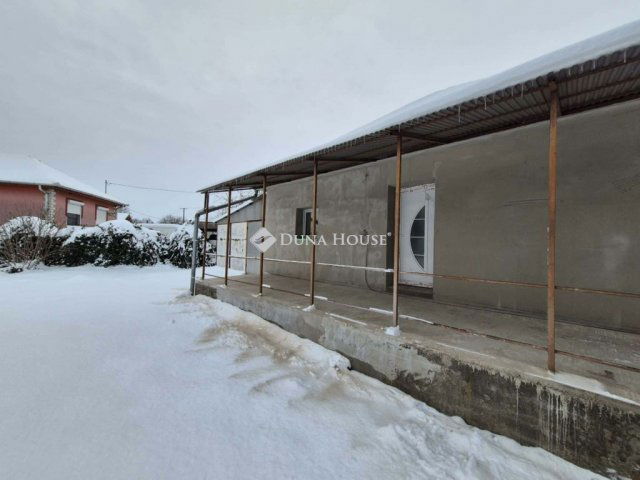 Eladó családi ház, Ercsiben 54 M Ft, 3 szobás