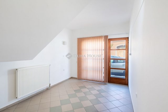 Eladó családi ház, Székesfehérvárott 149.99 M Ft, 6 szobás