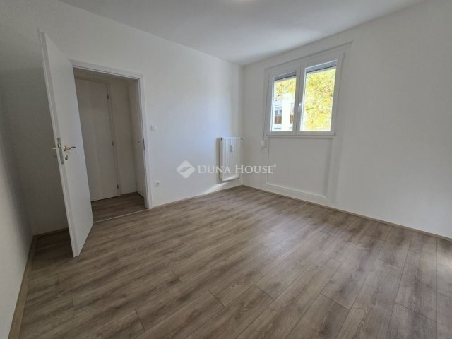 Eladó panellakás, Pécsett 49.9 M Ft, 3 szobás