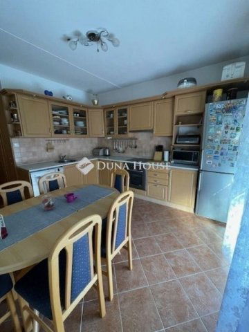 Eladó panellakás, Pécsett 58.7 M Ft, 3 szobás