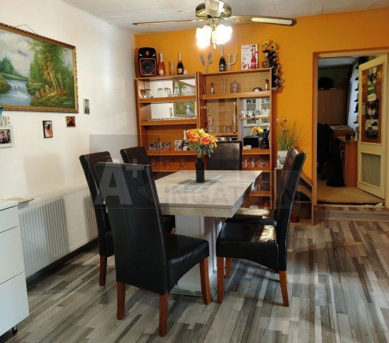 Eladó családi ház, Zsombón 48.99 M Ft, 5 szobás