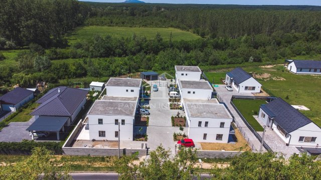 Eladó téglalakás, Ajkán 81 M Ft, 3 szobás
