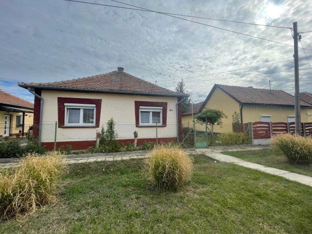 Eladó családi ház, Újszászon 25.9 M Ft, 3 szobás