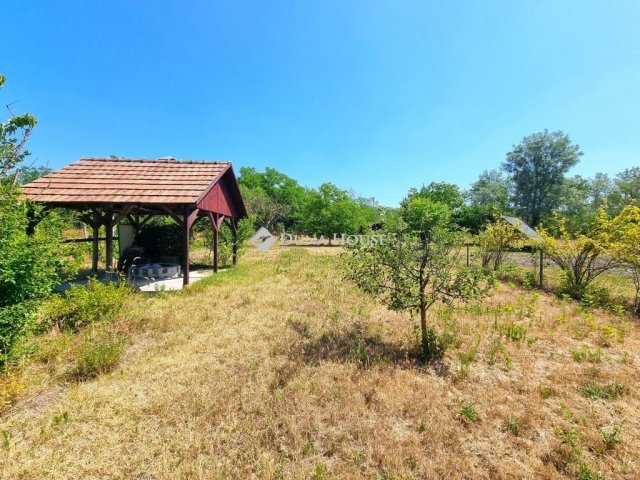 Eladó családi ház, Kunpeszéren 11 M Ft, 2 szobás