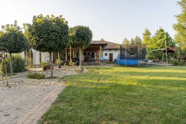 Eladó családi ház, Besnyőn 199.99 M Ft, 8 szobás