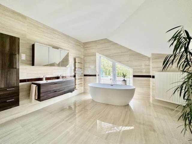 Eladó családi ház, Pécsett 425 M Ft, 6 szobás