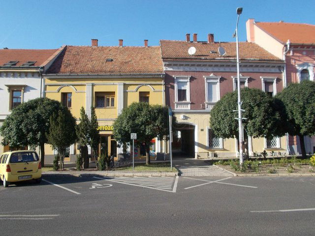 Kiadó üzlethelyiség, Tapolcán 100 E Ft / hó