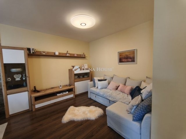 Eladó téglalakás, Szegeden 72 M Ft, 2 szobás