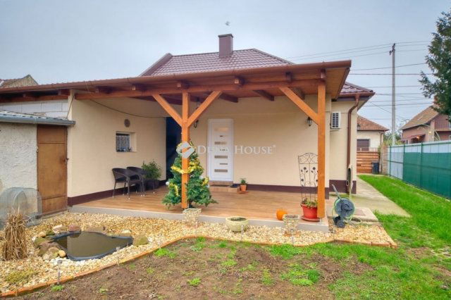 Eladó családi ház, Vecsésen 119.9 M Ft, 4 szobás