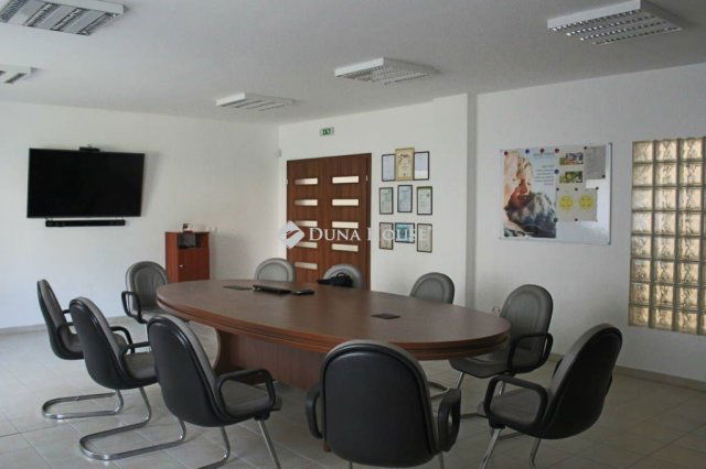 Kiadó ipari ingatlan, Pécsett 2537 E Ft / hó