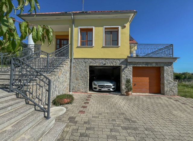 Eladó családi ház, Bozsokon 290 M Ft, 6 szobás