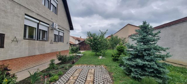 Eladó családi ház, Szegeden 99.99 M Ft, 4+1 szobás