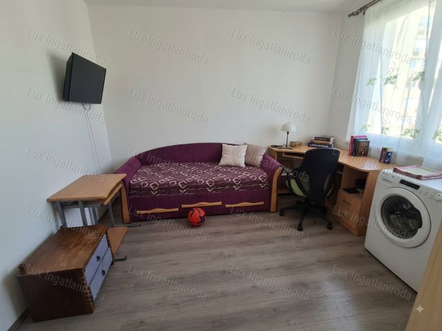 Eladó panellakás, Oroszlányban 29.99 M Ft, 2+1 szobás