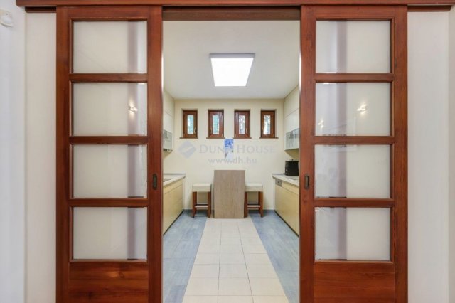 Eladó családi ház, Leányfaluban 312.42 M Ft, 8 szobás