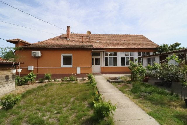 Eladó családi ház, Cegléden 64.9 M Ft, 4 szobás