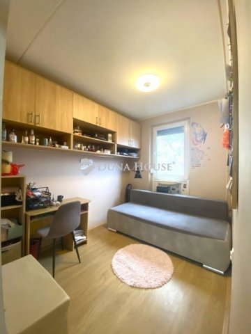 Eladó panellakás, Pécsett 54.9 M Ft, 4 szobás