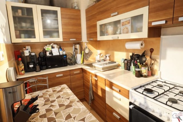 Kiadó panellakás, albérlet, Pécsett 220 E Ft / hó, 3 szobás