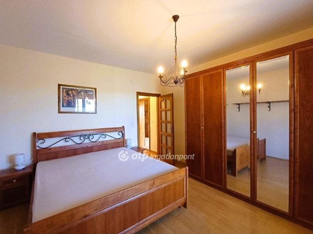Eladó téglalakás, Dunaújvárosban 89 M Ft, 4 szobás