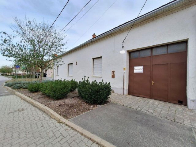Eladó családi ház, Villányban 55 M Ft, 6 szobás
