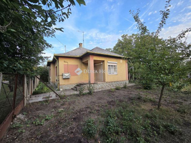Eladó családi ház, Újszászon 14.9 M Ft, 2 szobás