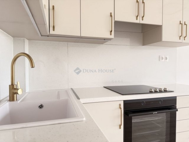 Eladó panellakás, Pécsett 64.9 M Ft, 3 szobás