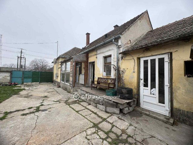 Eladó családi ház, Szanyon 23.9 M Ft, 3 szobás