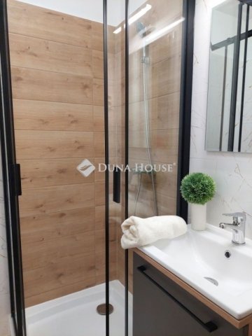 Eladó téglalakás, Pécsett 85.9 M Ft, 4 szobás