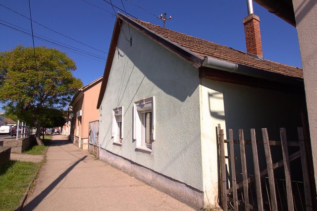 Eladó családi ház, Lábatlanon 13.99 M Ft, 1 szobás