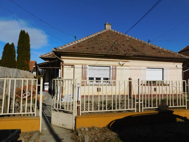 Eladó családi ház, Gombán 33 M Ft, 2 szobás