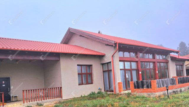 Eladó családi ház, Komáromban 135 M Ft, 7 szobás