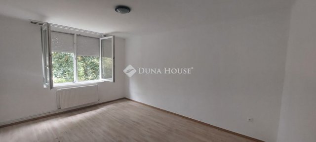 Eladó téglalakás, Tatabányán, Építők útján 31.9 M Ft