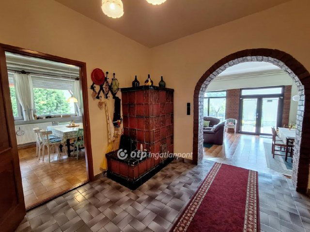 Eladó családi ház, Alsóörsön 139.7 M Ft, 5 szobás