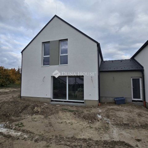 Eladó téglalakás, Pákozdon 99 M Ft, 4 szobás