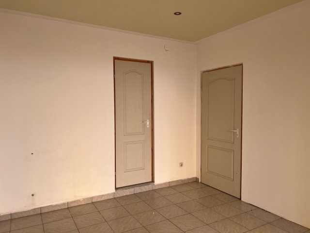 Eladó üzlethelyiség, Esztergomban 14 M Ft, 1 szobás