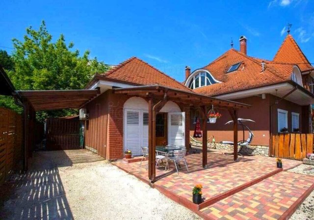 Eladó családi ház, Fonyódon 139.99 M Ft, 8 szobás