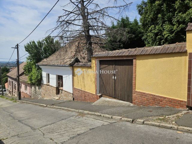 Eladó családi ház, Pécsett 74.9 M Ft, 4 szobás