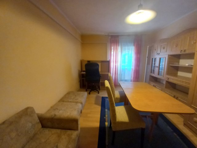 Kiadó panellakás, albérlet, Pécsett, Madách Imre utcában