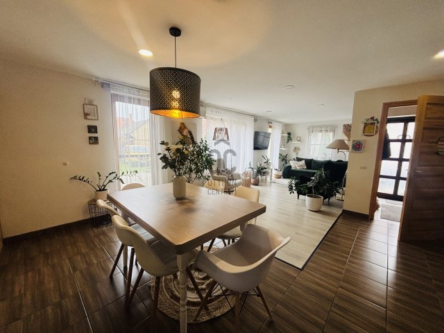 Eladó családi ház, Cegléden 79.9 M Ft, 5 szobás