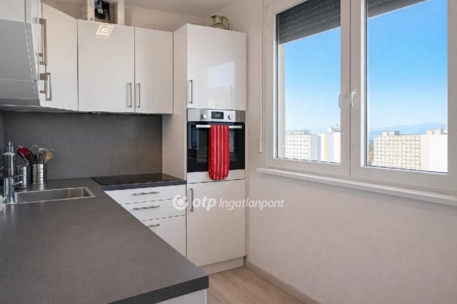 Eladó panellakás, Veszprémben 62.9 M Ft, 3 szobás