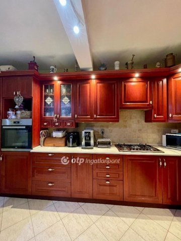 Eladó családi ház, Veszprémben 179 M Ft, 5 szobás