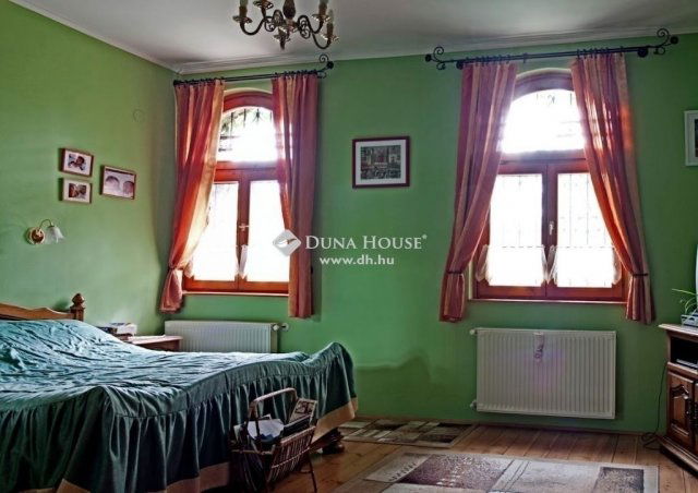 Eladó családi ház, Vácegresen 279.9 M Ft, 6 szobás