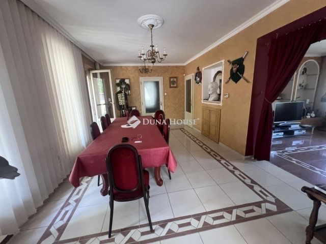 Eladó családi ház, Szegeden 150 M Ft, 4+1 szobás