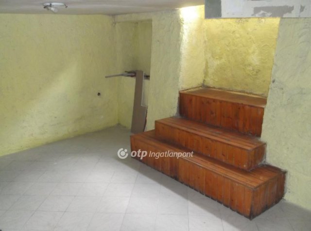 Eladó családi ház, Gyöngyösön 39.9 M Ft, 1 szobás